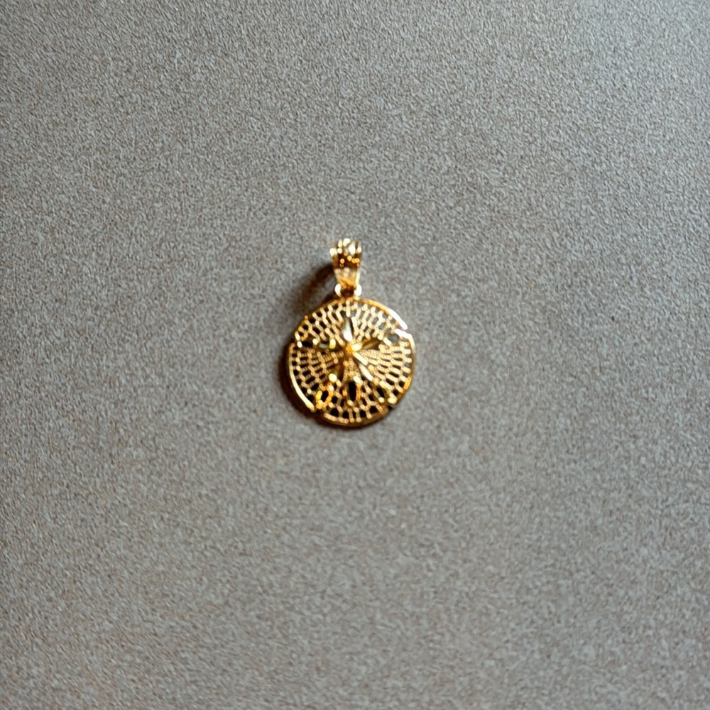 14k Gold Sand Dollar Pendant Charm - Picture 9 of 9